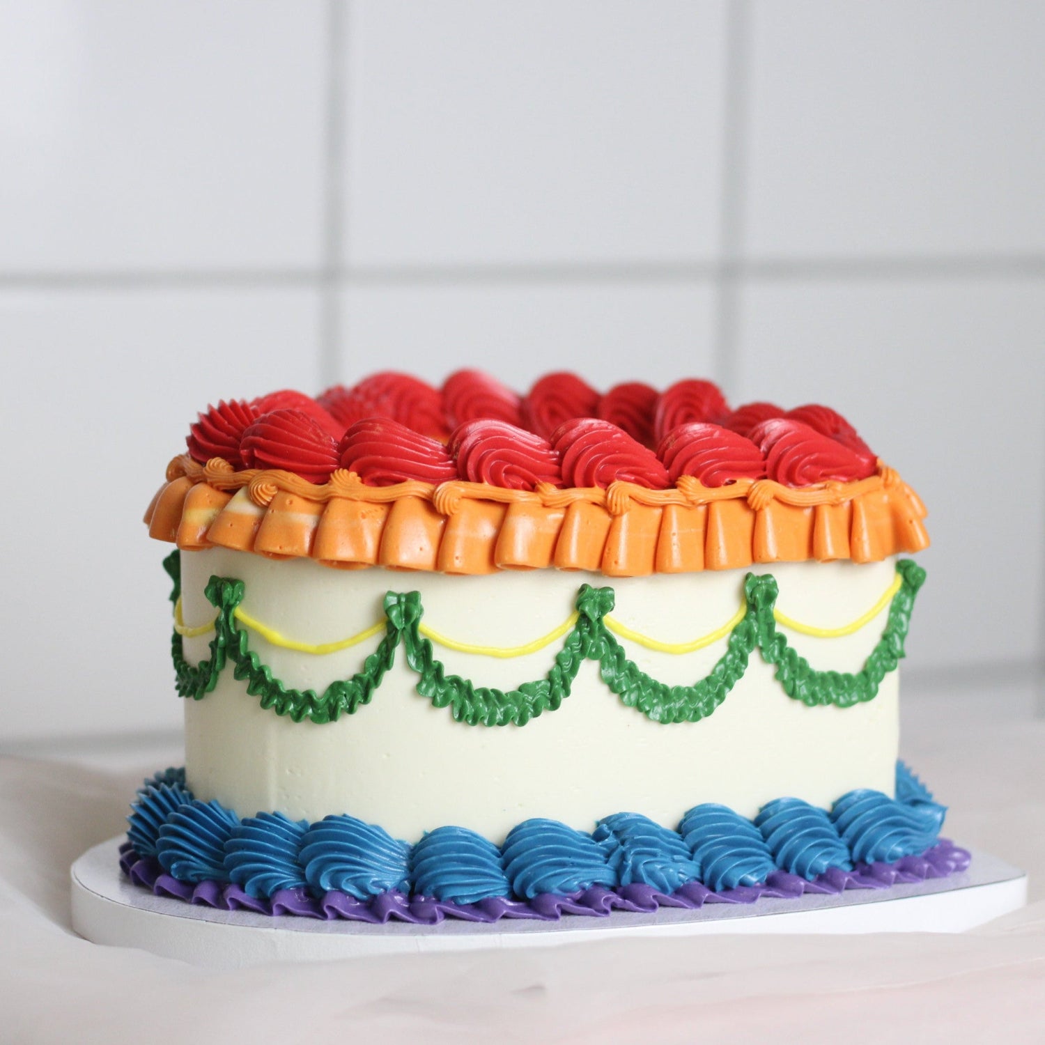 Heart-shaped Pride cake with rainbow vintage buttercream piping and optional colorful silk bow decoration. A joyful centerpiece for Pride Month, June celebrations, Berlin Pride events, birthdays, and colorful gatherings. 🌈🎀
