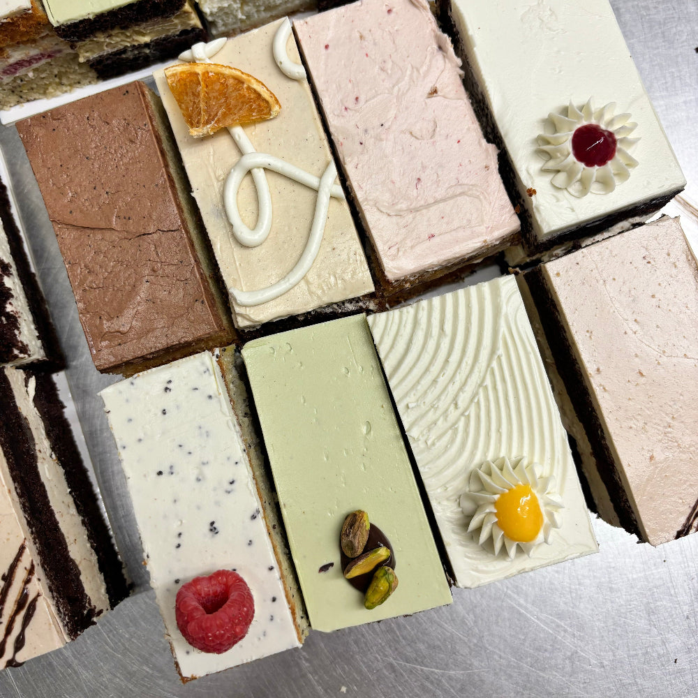 CakesBerlin Sample Box featuring 8 generous slices of delicious cakes in different flavors, perfect for wedding cake tastings, special celebrations, or sharing with fellow cake lovers in Berlin.