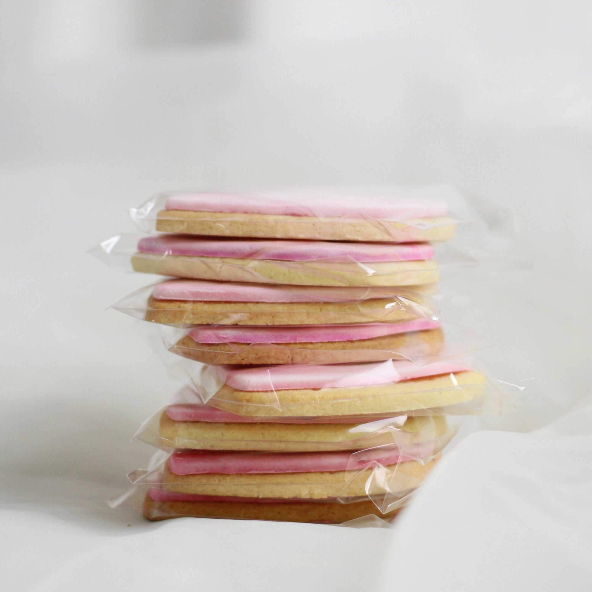 Favor cookies - a great way to give something for your guests to take home. Either on your wedding day, birthday, PR event or a baby shower. Customize the colors, shape and wrapping