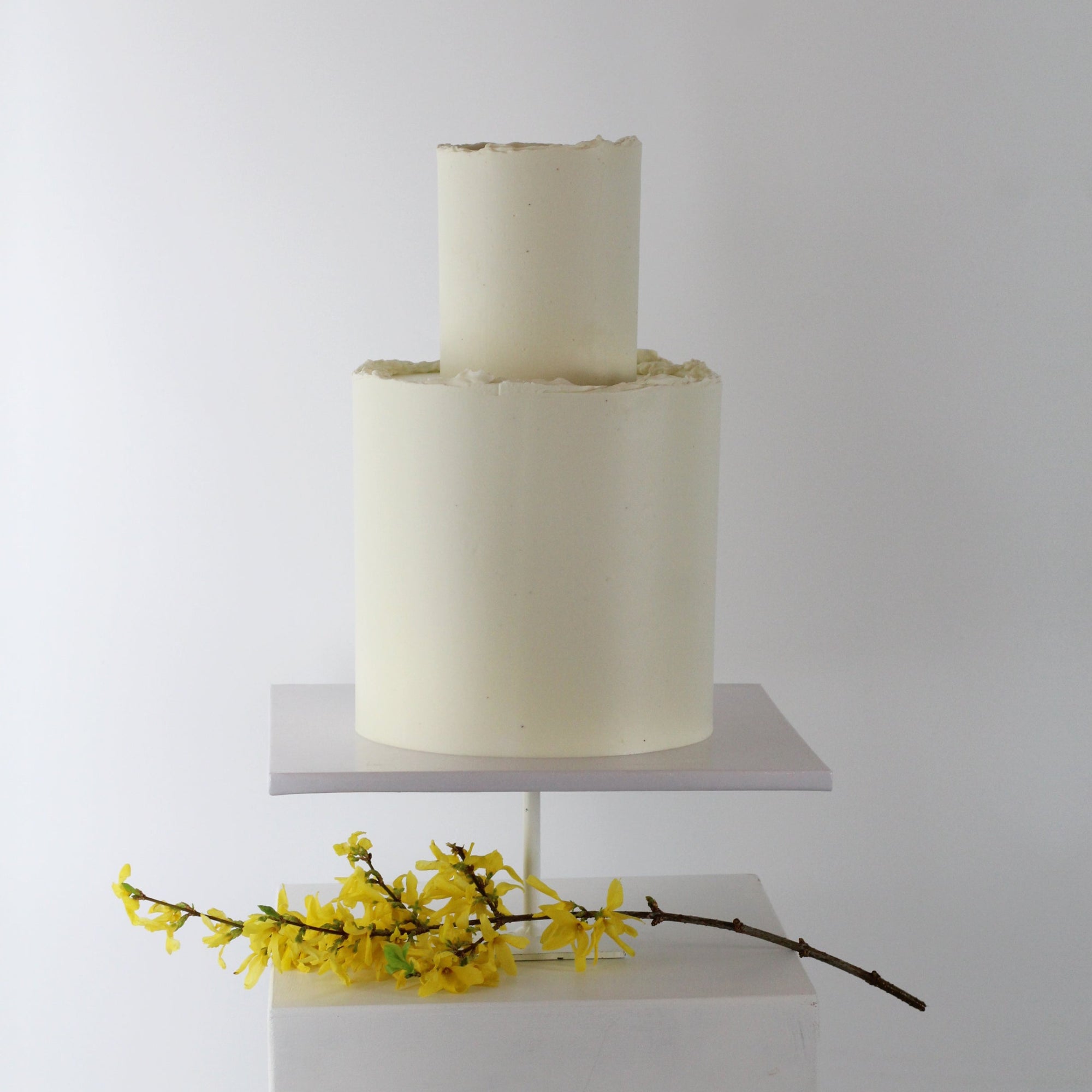 Looking for elegant simplicity? Order the "She's all WHITE" cake from Cakes Berlin. A chic, minimalist buttercream cake available in multiple tiers, sizes, and flavors—including vegan options. Perfect for any occasion!
