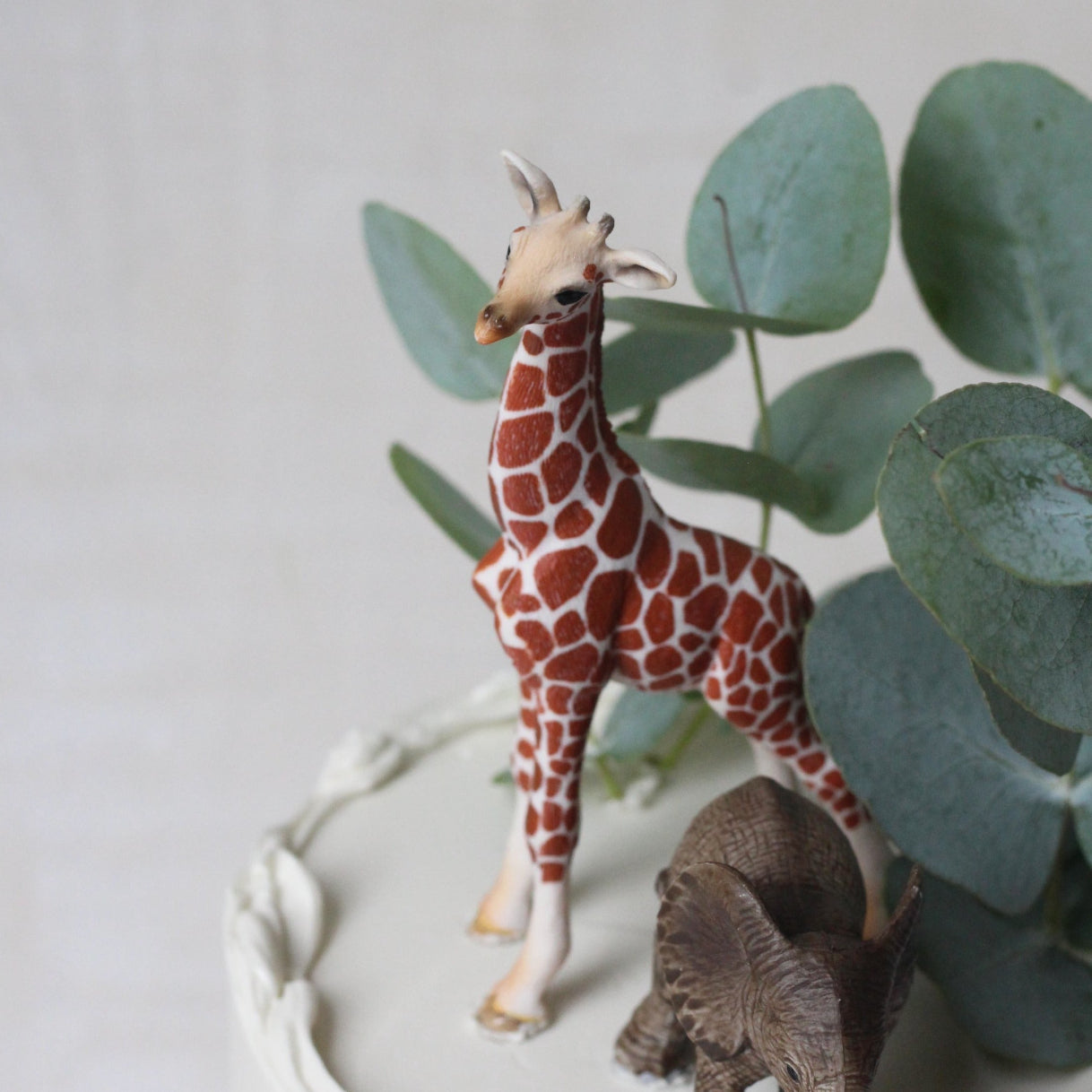 The Safari Tour Cake - perfect for the wild Berlin kids that dream the safari life! Decorated with brushstrokes, Eucalyptus leaves and Schleich figurines.