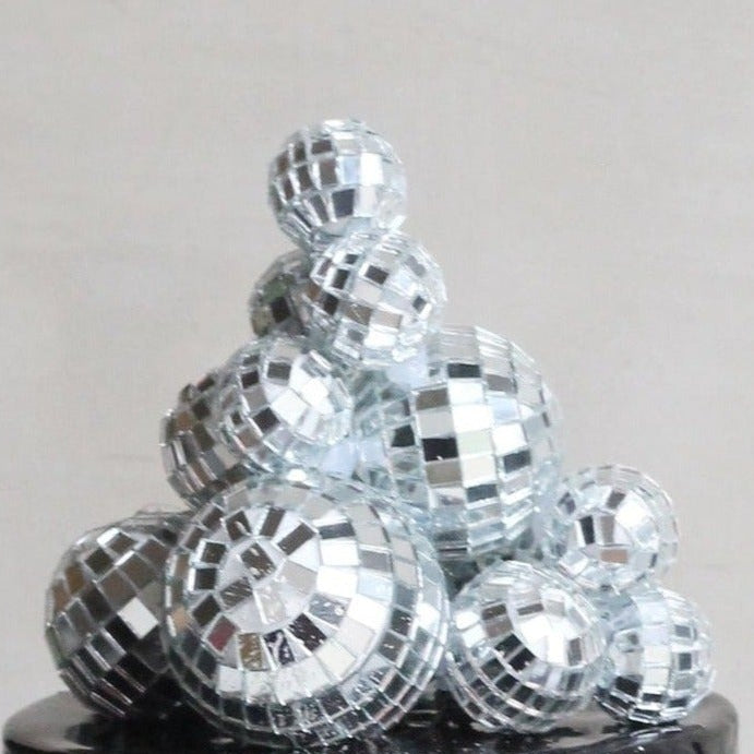 Black party cake topped with shiny disco balls, perfect for birthdays, celebrations, dance parties, and glamorous dessert tables. Stylish and eye-catching cake for festive occasions.